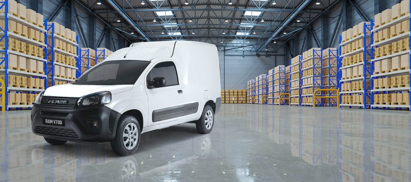 RAM V700 color blanco dentro de un almacén